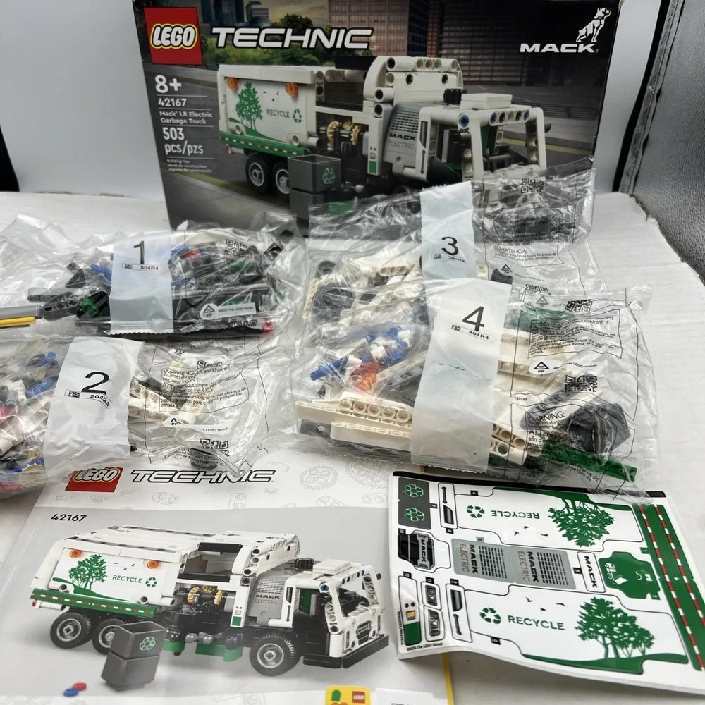 LEGO TECHNIC: Mack LR Electric Garbage‎ Truck (42167) - Picture 4 of 9
